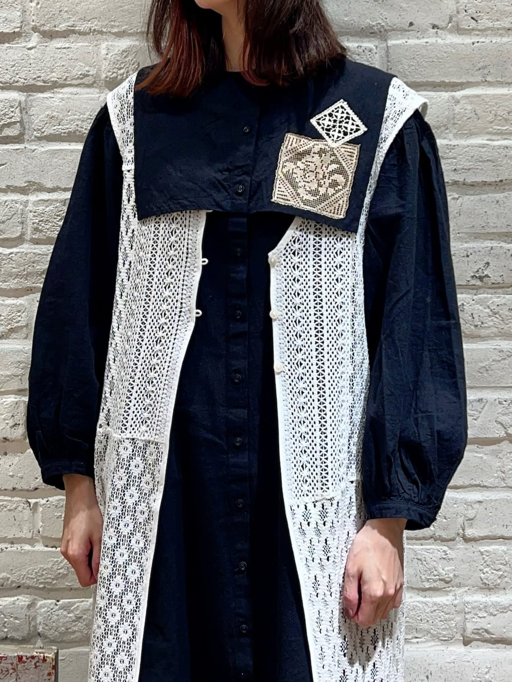 ホワイト系のワンピース、グレー系のその他パンツ、ブラック系のドレスシューズを着用したレディースの秋コーディネートの2枚目の写真