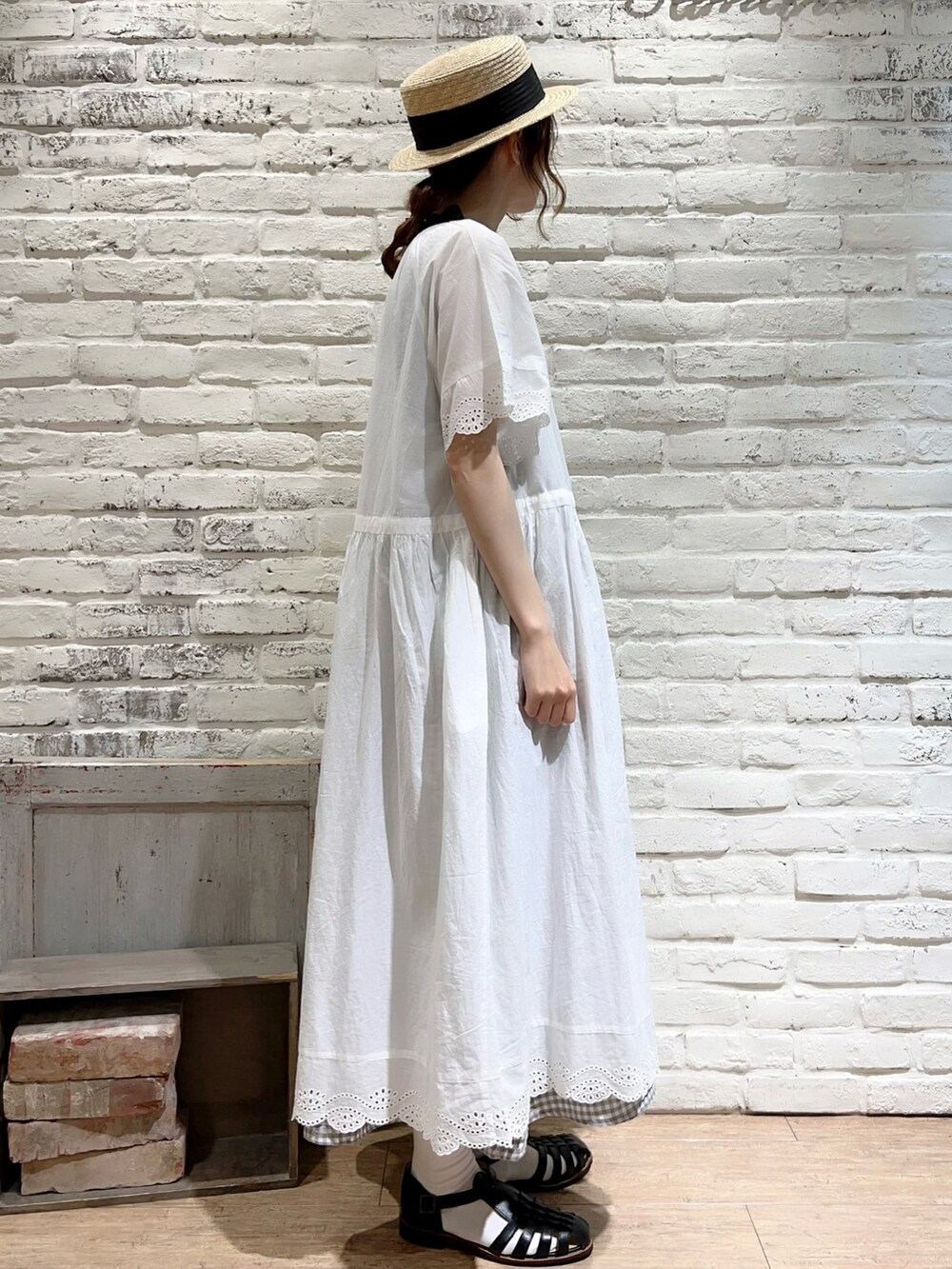 ブラック系のTシャツ/カットソー、ホワイト系のワンピース、グリーン系のワンピースを着用したレディースの夏コーディネートの3枚目の写真