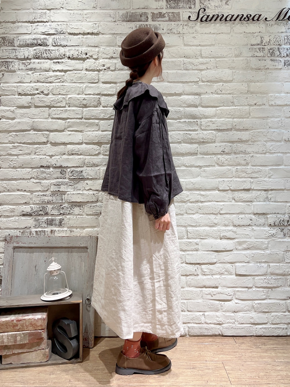 ベージュ系のTシャツ/カットソー、グレー系のシャツ/ブラウス、ベージュ系のワンピースを着用したレディースの冬コーディネートの3枚目の写真