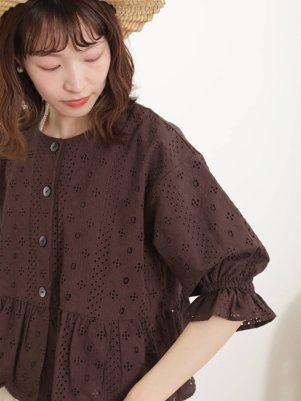 「サマンサ モスモス(Samansa Mos2)、Samansa Mos2、SM2、夏コーデ、ゆるコーデ、レース、ノーカラージャケット、ジャケット、レースジャケット、総レース、ボリューム袖、フリル、ショート丈トップス、レーススカート、バレエシューズ」|「Samansa Mos2の【S/XLサイズ WEB限定】エナメルメタリックアソートバレエシューズ(パンプス、ブラック系)」を使った、いっしき🐻さん(レディース・164cm)の春コーディネートの3枚目の写真