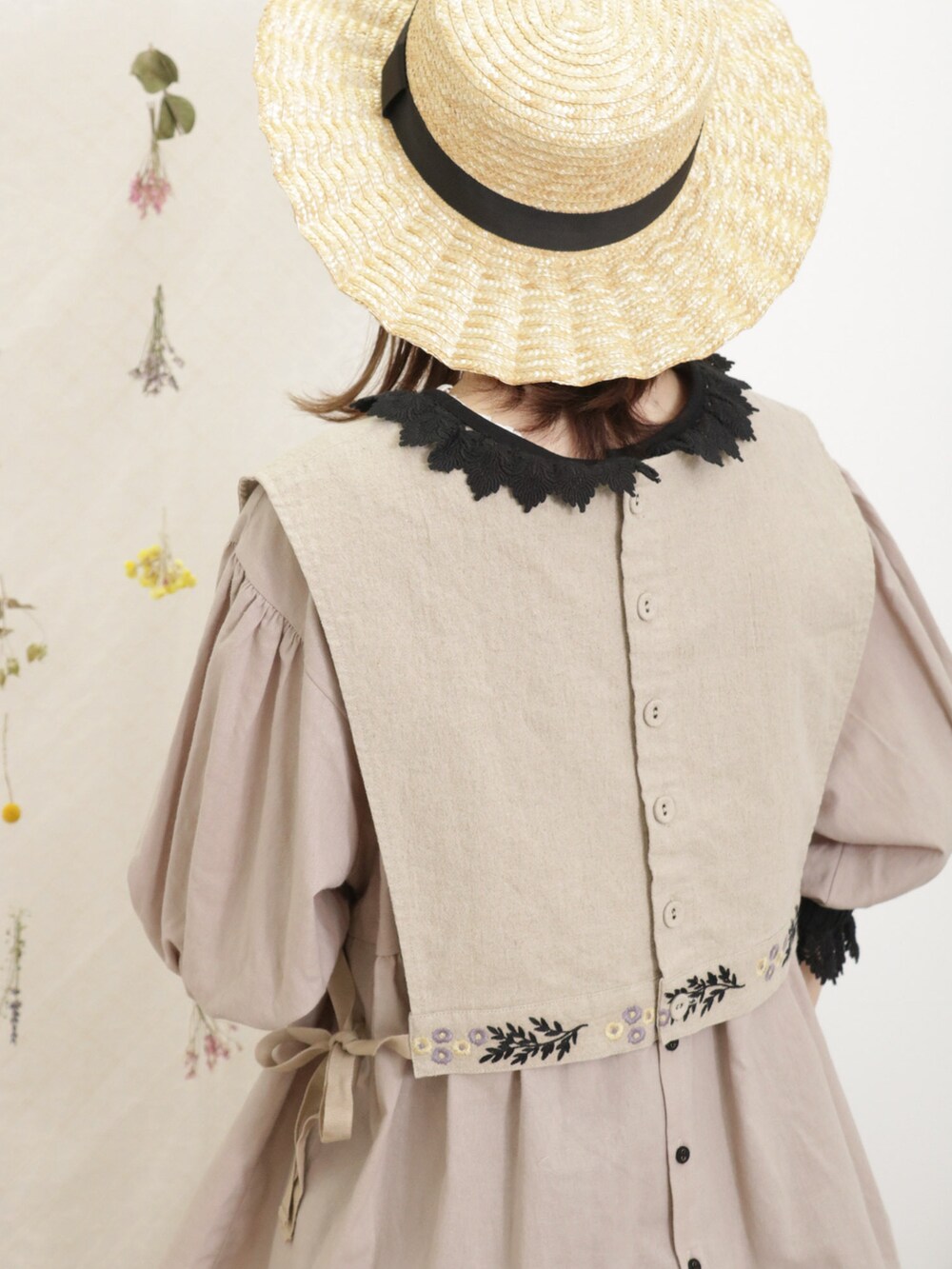 「サマンサ モスモス(Samansa Mos2)、Samansa Mos2、SM2、夏コーデ、ゆるコーデ、ベスト、刺繍、ショート丈トップス、ボリューム袖、レース、レーススカート、カンカン帽、サンダル」|「Samansa Mos2の【UVカット/消臭効果】なみなみカンカン帽(ハット、ブラック系)」を使った、いっしき🐻さん(レディース・164cm)の春コーディネートの4枚目の写真