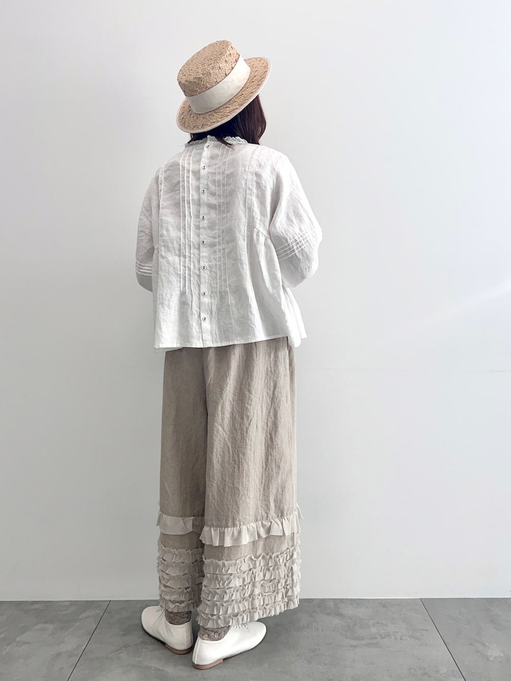 「サマンサ モスモス(Samansa Mos2)、SM2、Samansa Mos2、TSUHARU by Samansa Mos2、春コーデ、ゆるコーデ、ワントーンコーデ、淡色コーデ、リネン、レース、フリル、フリルパンツ、カンカン帽、レースアップシューズ」|「Samansa Mos2のラフィア太リボンカンカン帽(ハット、ホワイト系)」を使った、いっしき🐻さん(レディース・164cm)の春コーディネートの3枚目の写真