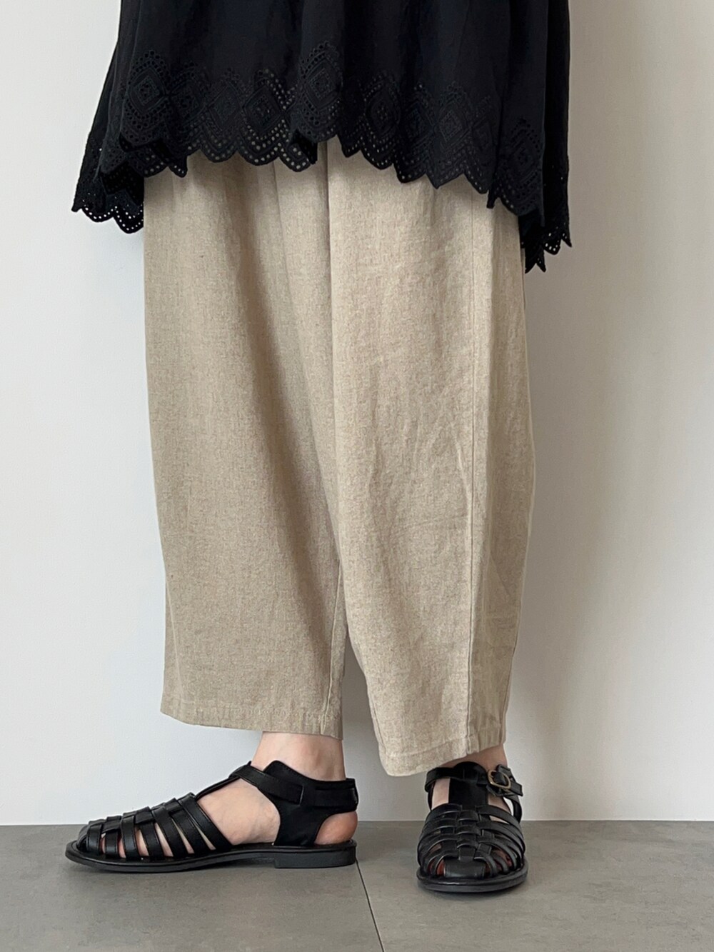 ブラック系のシャツ/ブラウス、ホワイト系のTシャツ/カットソー、ベージュ系のその他パンツを着用したレディースの春コーディネートの5枚目の写真