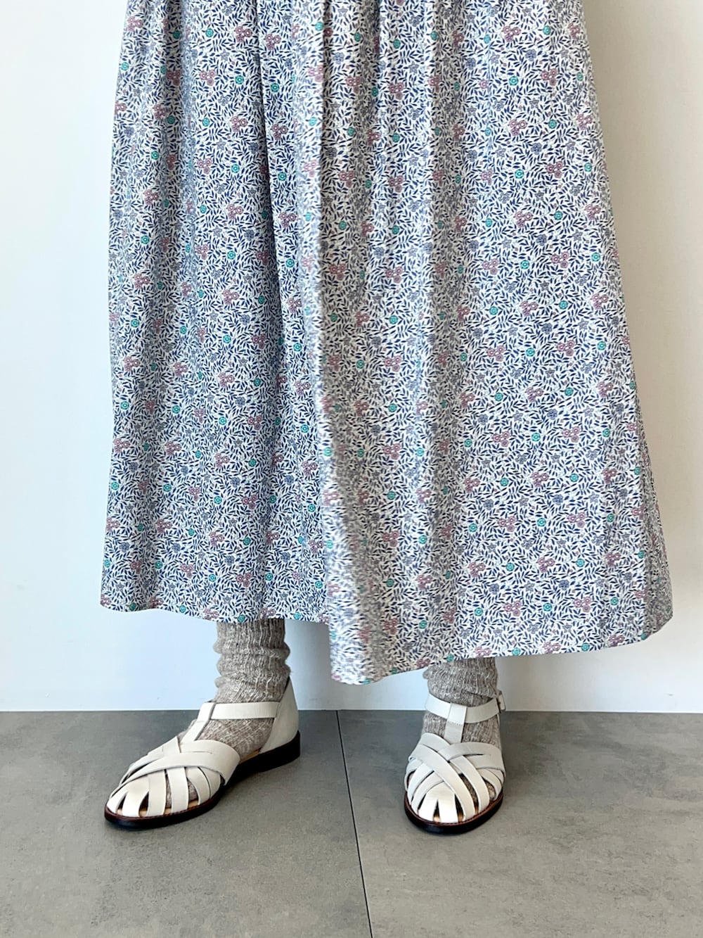 ブルー系のシャツ/ブラウス、ブルー系のスカート、ホワイト系のサンダルを着用したレディースの春コーディネートの5枚目の写真