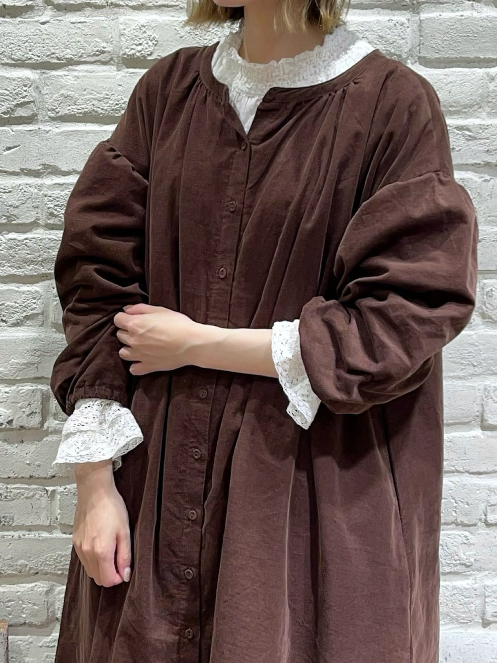 ホワイト系のシャツ/ブラウス、ブラウン系のワンピース、グレー系のその他パンツを着用したレディースの秋コーディネートの2枚目の写真