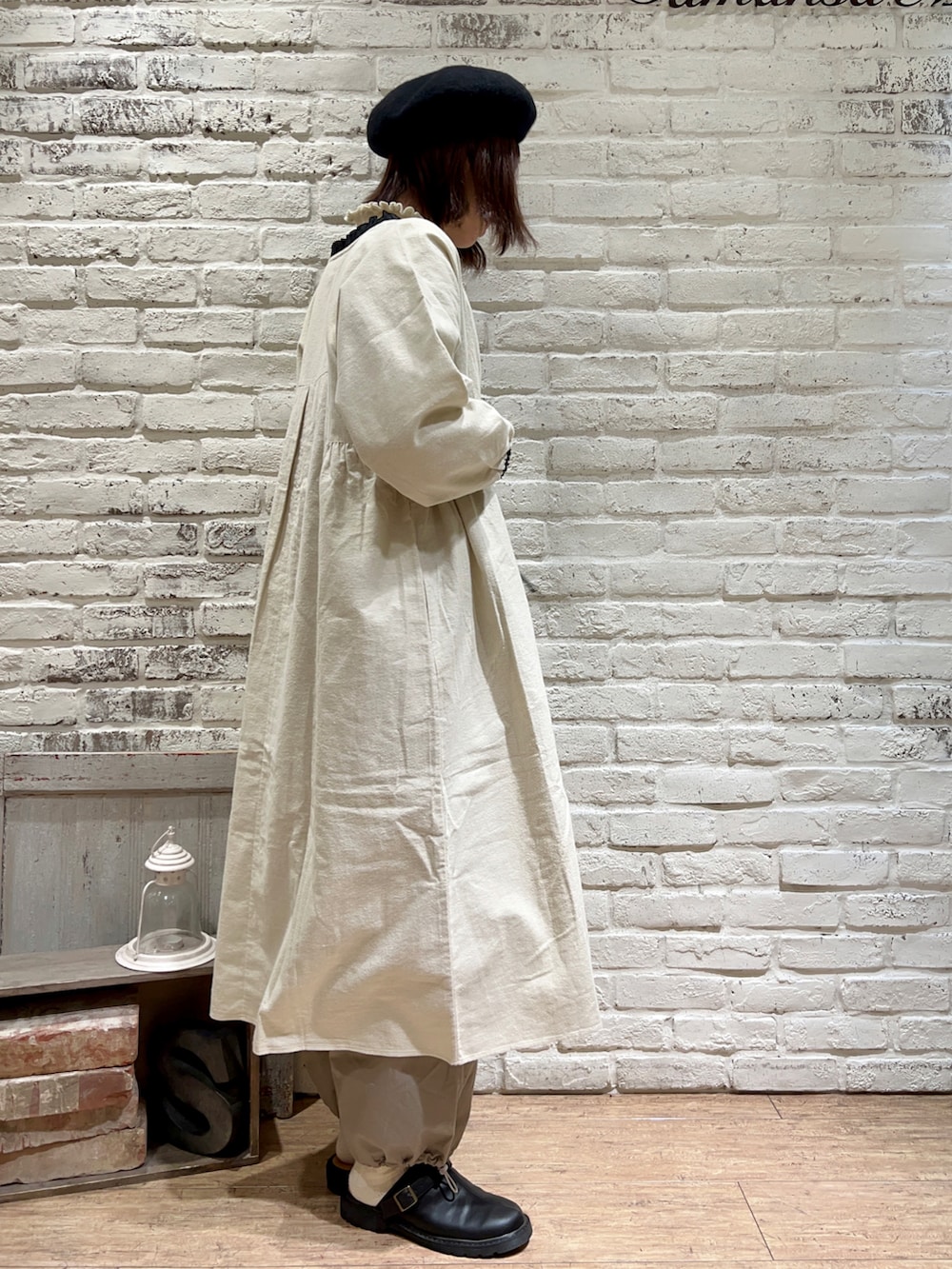 ホワイト系のニット/セーター、ブラウン系のサロペット/オーバーオール、ブラック系のサンダルを着用したレディースの冬コーディネートの3枚目の写真