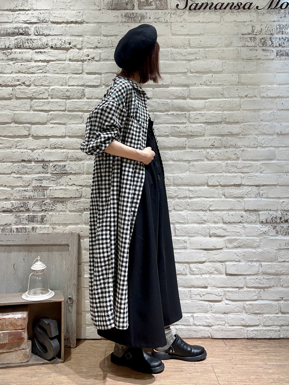 ホワイト系のニット/セーター、ブルー系のワンピース、ブラック系のサロペット/オーバーオールを着用したレディースの冬コーディネートの4枚目の写真