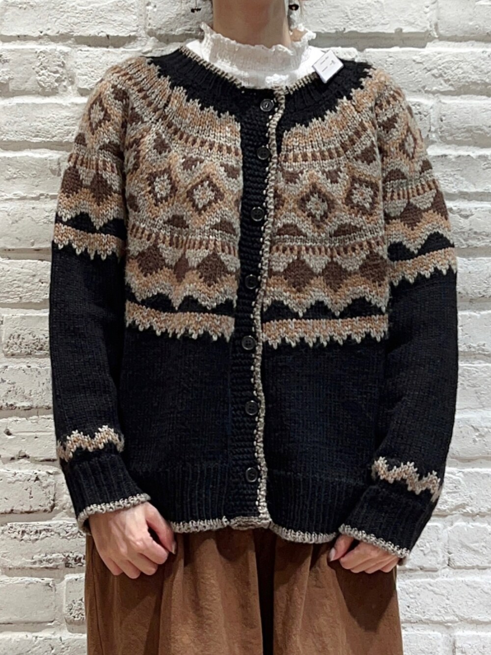 ホワイト系のシャツ/ブラウス、ブラウン系のその他パンツ、ブラック系のドレスシューズを着用したレディースの秋コーディネートの2枚目の写真