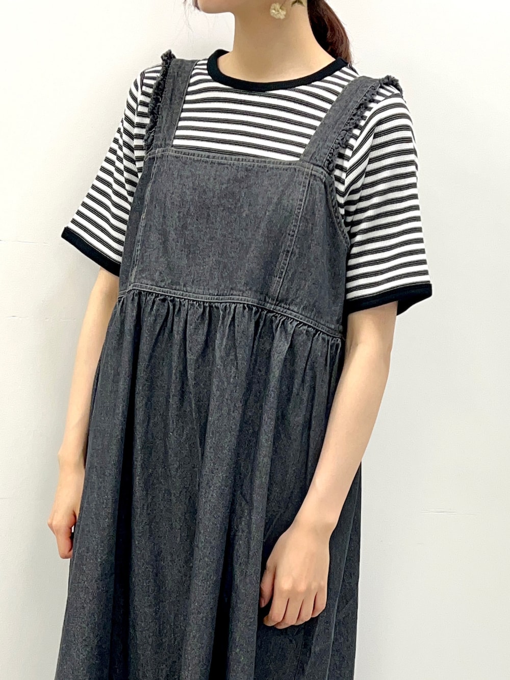 「サマンサ モスモス(Samansa Mos2)、Samansa Mos2、SM2、夏コーデ、ゆるコーデ、シンプルコーデ、モノトーンコーデ、ボーダー、ボーダートップス、デニム、ワンピース、ジャンパースカート、ジャンスカ、カンカン帽」|「Samansa Mos2の【UVカット/消臭効果】なみなみカンカン帽(ハット、ブラック系)」を使った、いっしき🐻さん(レディース・164cm)の春コーディネートの2枚目の写真