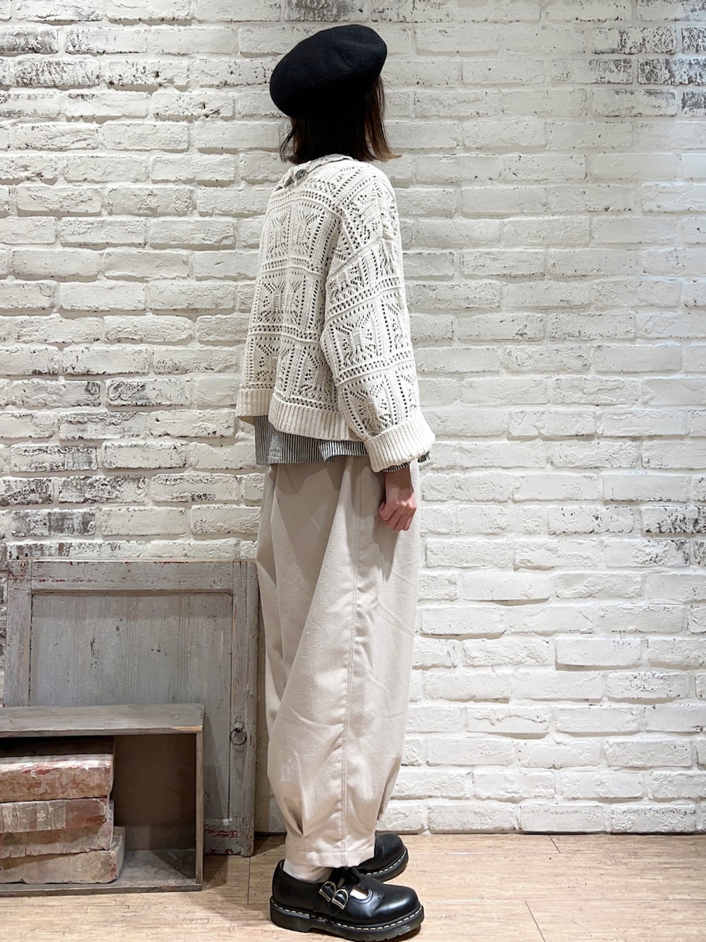 グレー系のシャツ/ブラウス、ホワイト系のニット/セーター、ベージュ系のその他パンツを着用したレディースの冬コーディネートの3枚目の写真