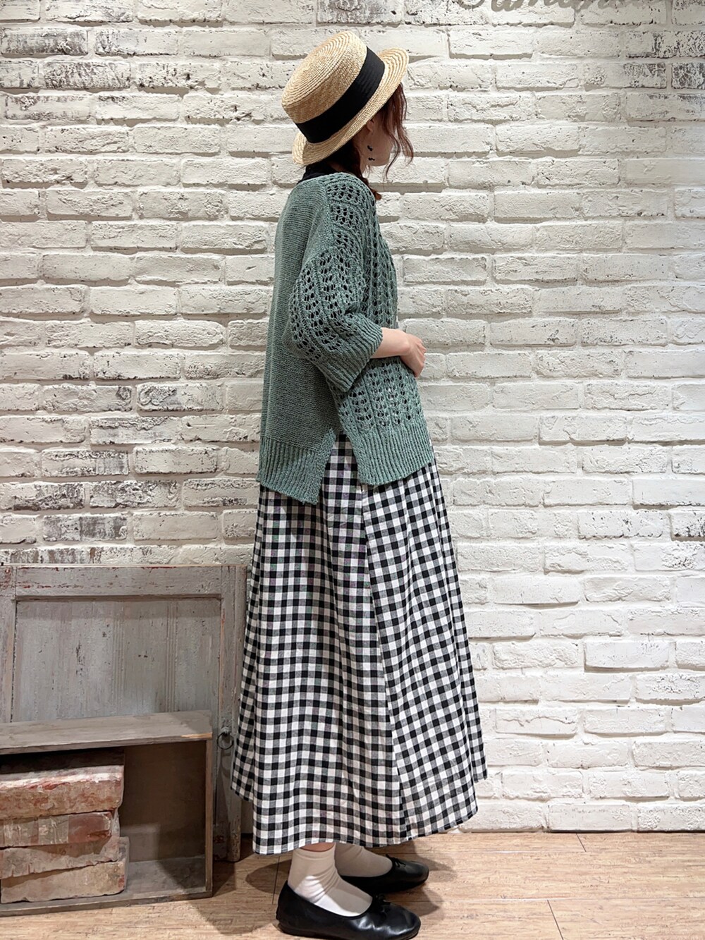 ブラック系のTシャツ/カットソー、ブラック系のシャツ/ブラウス、ブラック系のワンピースを着用したレディースの春コーディネートの4枚目の写真