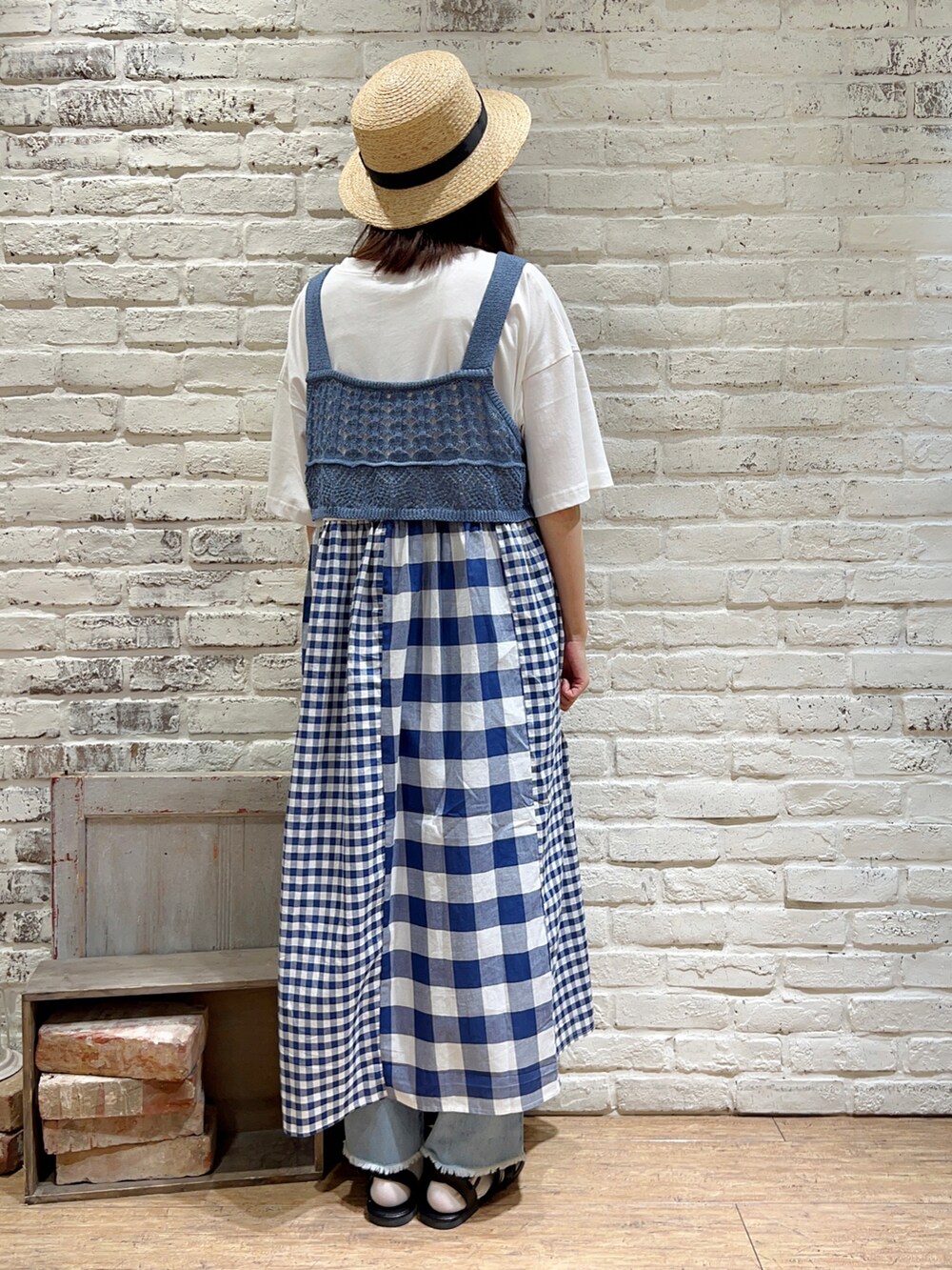 ブルー系のベスト、ホワイト系のワンピース、ホワイト系のハンドバッグを着用したレディースの秋コーディネートの4枚目の写真