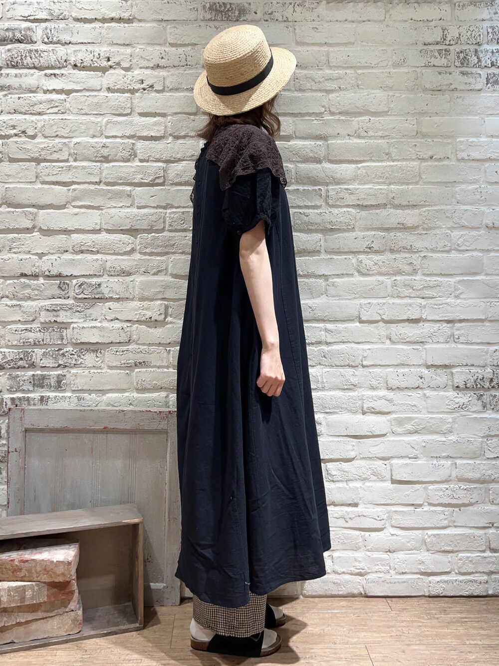 ブラック系のTシャツ/カットソー、ブラック系のワンピース、ブラック系のハンドバッグを着用したレディースの夏コーディネートの3枚目の写真