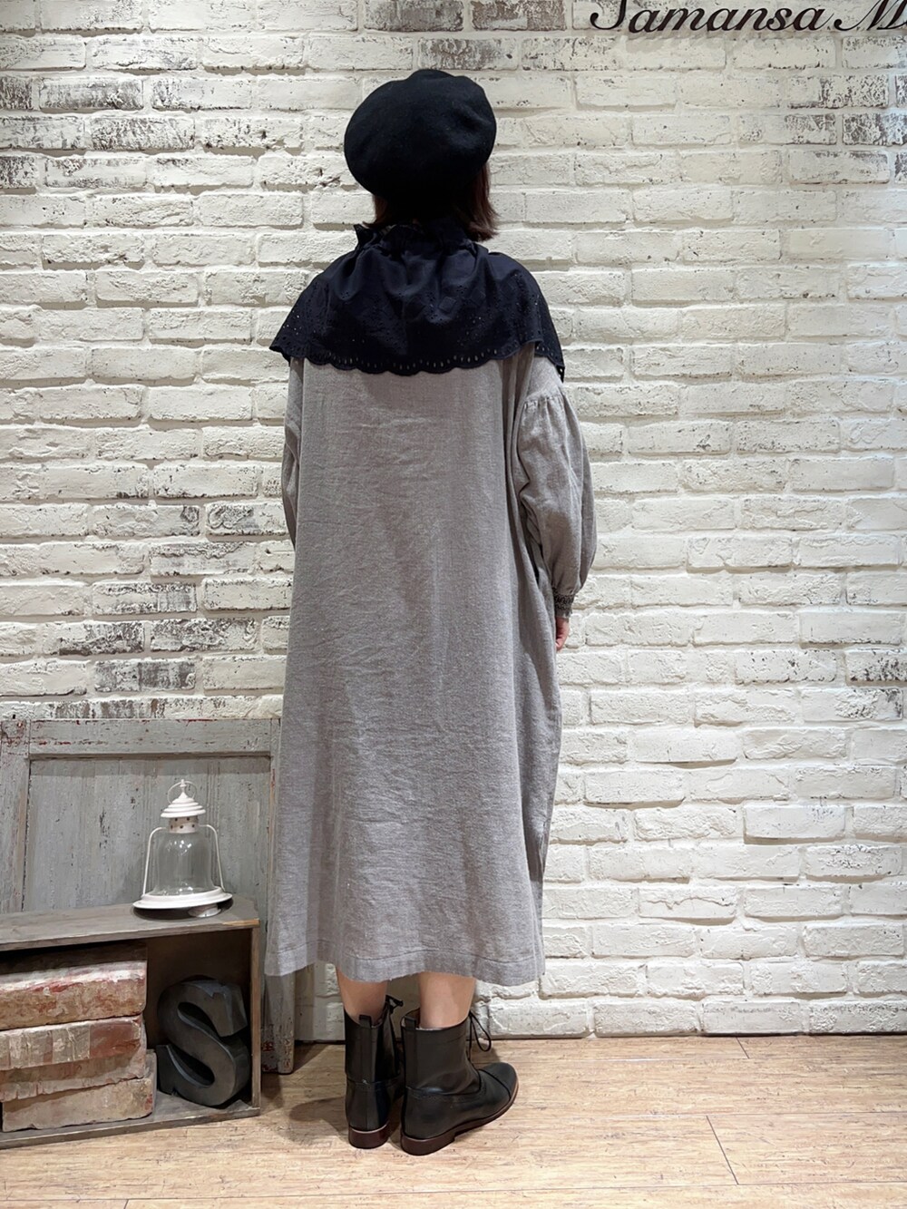 ブラック系のスカート、グレー系のワンピース、ブラック系のシューズを着用したレディースの冬コーディネートの4枚目の写真