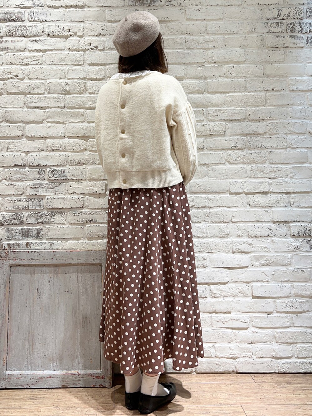 ホワイト系のシャツ/ブラウス、ホワイト系のニット/セーター、ブラウン系のスカートを着用したレディースの冬コーディネートの4枚目の写真