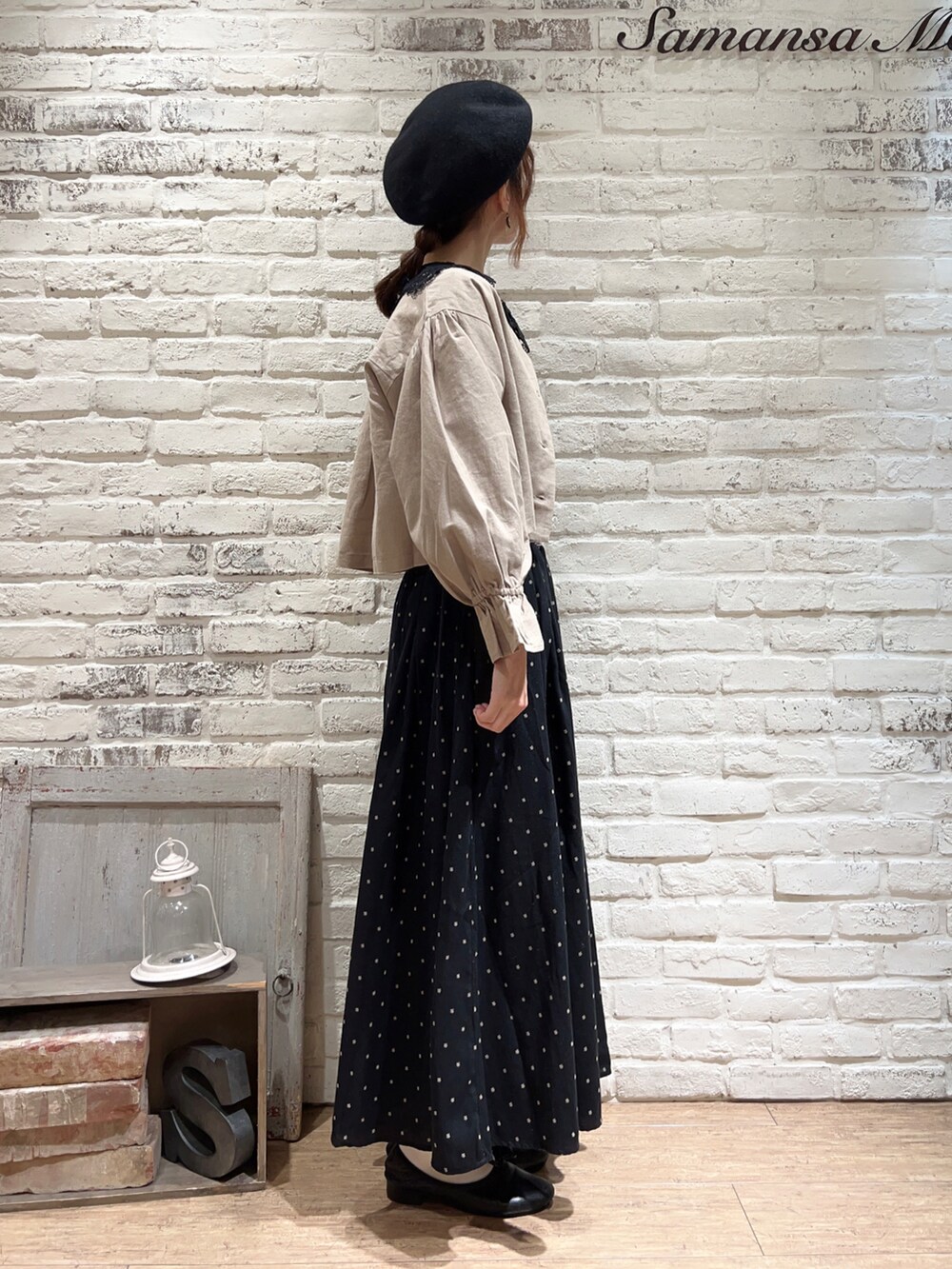 ブラック系のシャツ/ブラウス、ベージュ系のノーカラージャケット、ブラック系のスカートを着用したレディースの冬コーディネートの4枚目の写真