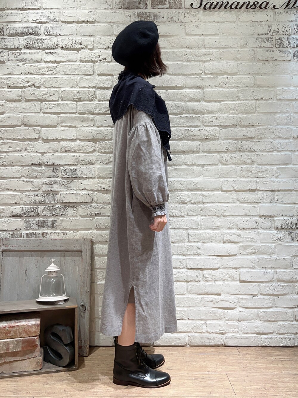 ブラック系のスカート、グレー系のワンピース、ブラック系のシューズを着用したレディースの冬コーディネートの3枚目の写真