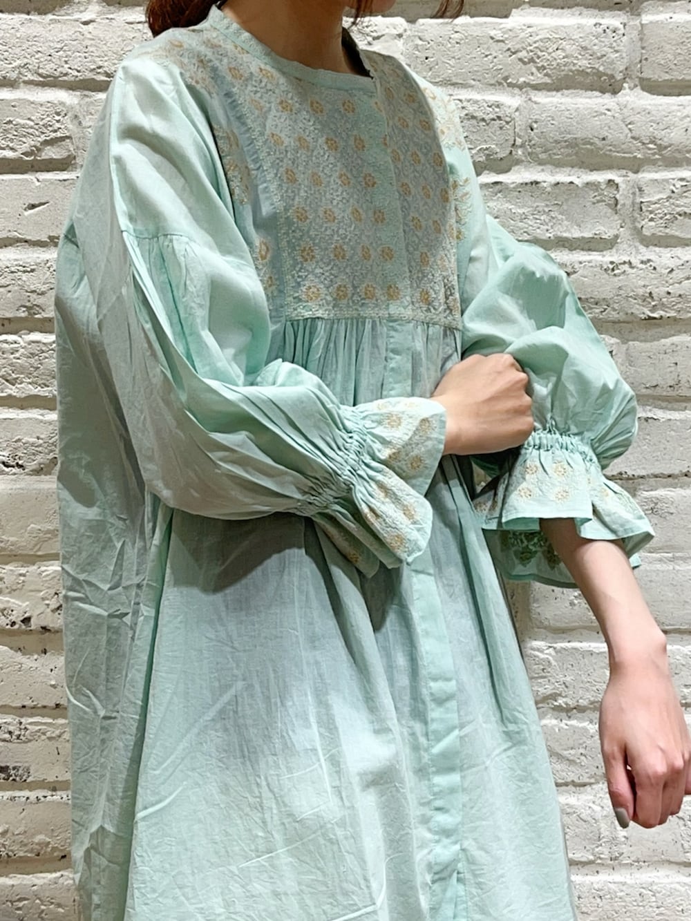 「サマンサ モスモス(Samansa Mos2)、SM2、春コーデ、ゆるコーデ、シンプルコーデ、カジュアルコーデ、刺繍、チュニック、ボリューム袖、ミントグリーン、パステル映える春、パステルカラー、ワイドパンツ、カンカン帽、バレエシューズ」|「Samansa Mos2の裾レースノースリカットソー(Tシャツ/カットソー、ブラック系)」を使った、いっしき🐻さん(レディース・163cm)の春コーディネートの3枚目の写真