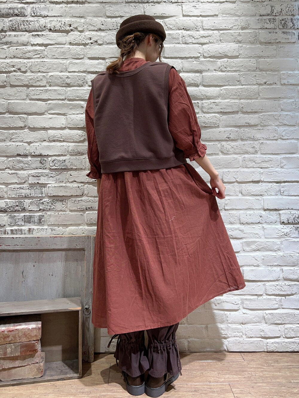 ブラウン系のTシャツ/カットソー、ブラウン系のワンピース、ベージュ系のトートバッグを着用したレディースの秋コーディネートの4枚目の写真