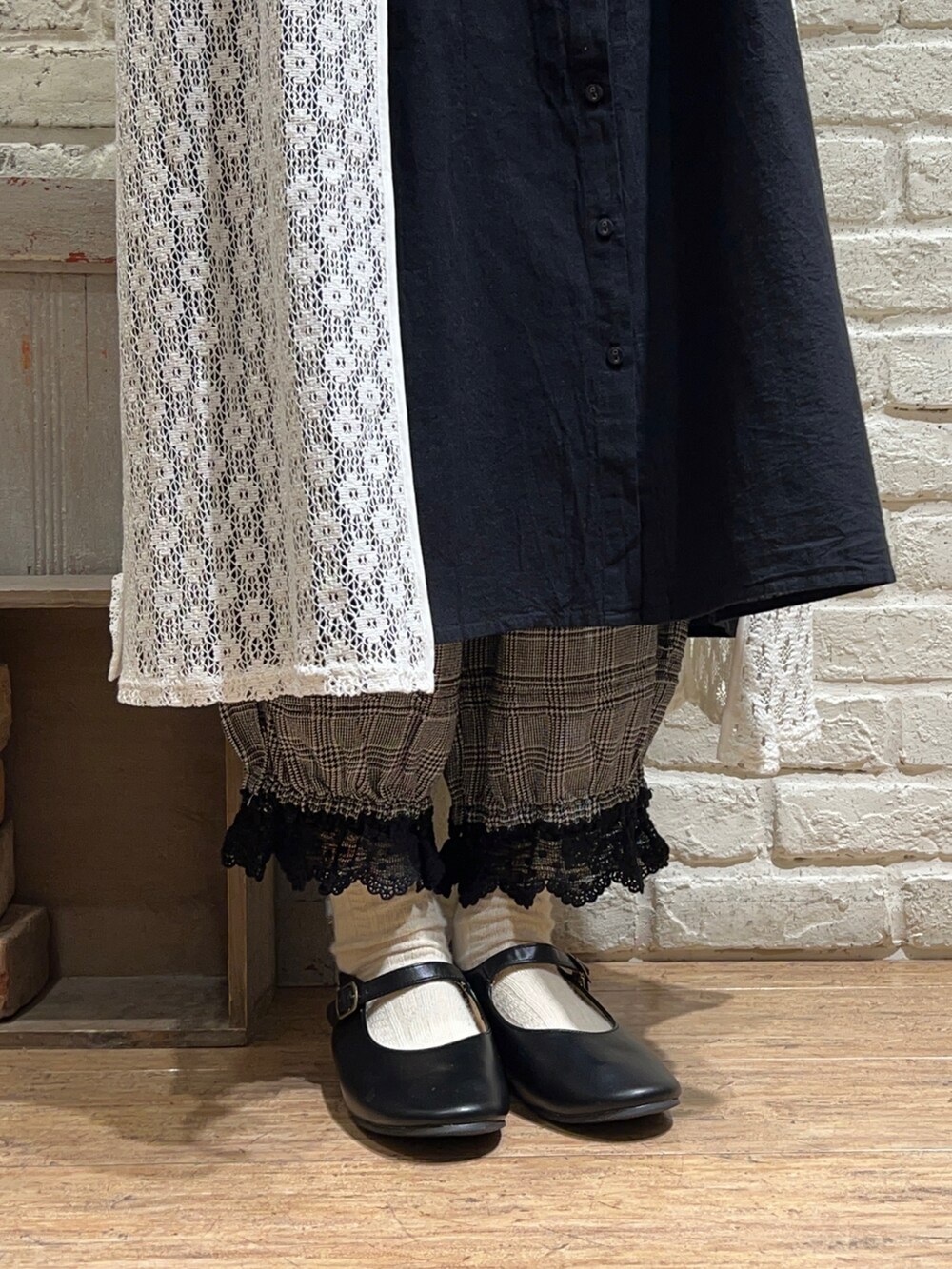 ホワイト系のワンピース、グレー系のその他パンツ、ブラック系のドレスシューズを着用したレディースの秋コーディネートの5枚目の写真