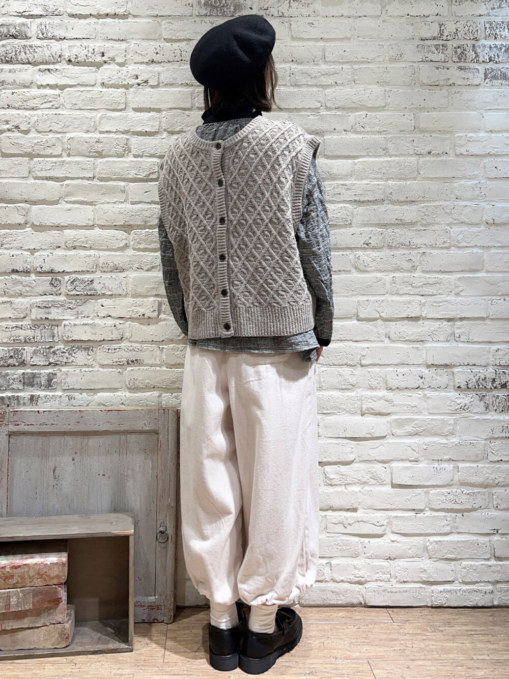 ベージュ系のベスト、グレー系のシャツ/ブラウス、ホワイト系のその他パンツを着用したレディースの冬コーディネートの4枚目の写真