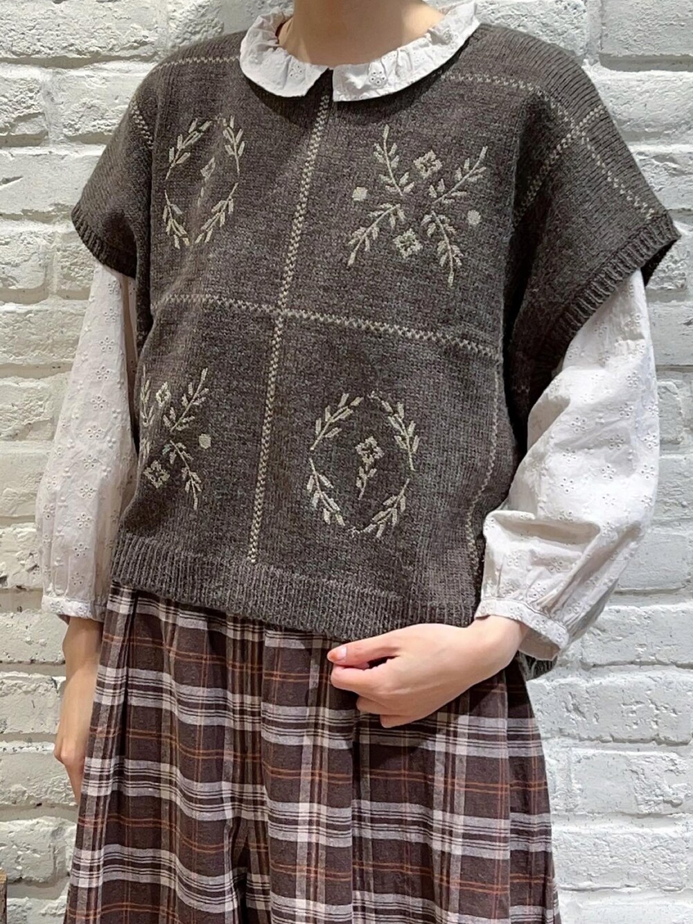 ブラウン系のベスト、ホワイト系のシャツ/ブラウス、ブラウン系のその他パンツを着用したレディースの秋コーディネートの2枚目の写真