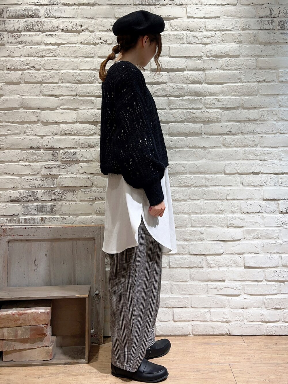 ブラック系のカーディガン/ボレロ、ブラック系のトートバッグ、ホワイト系のシャツ/ブラウスを着用したレディースの秋コーディネートの3枚目の写真