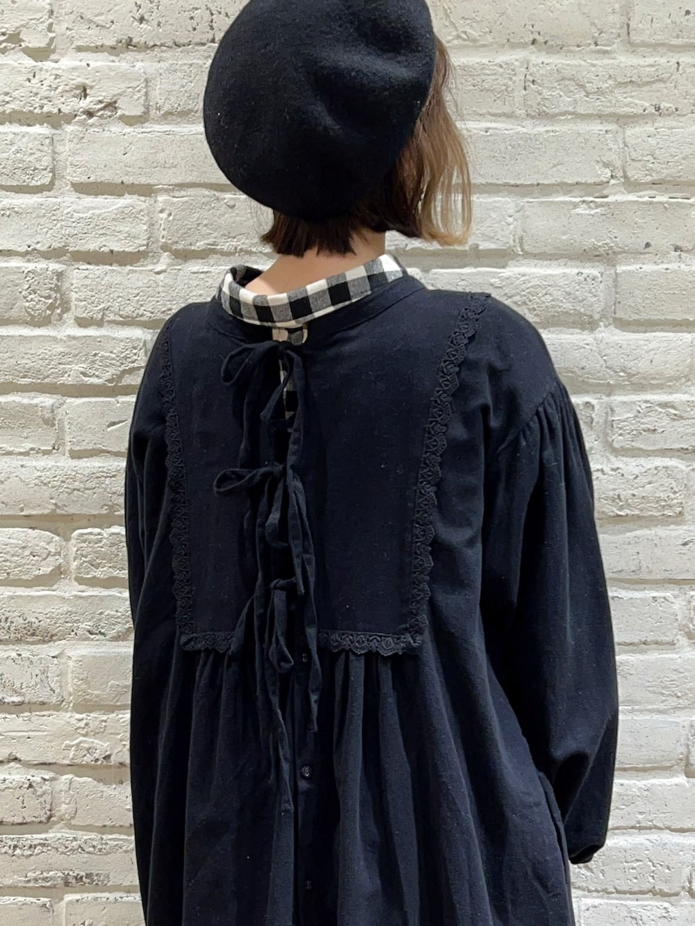 ブラック系のワンピース、ブラック系のシャツワンピース、ブラック系のドレスシューズを着用したレディースの冬コーディネートの2枚目の写真