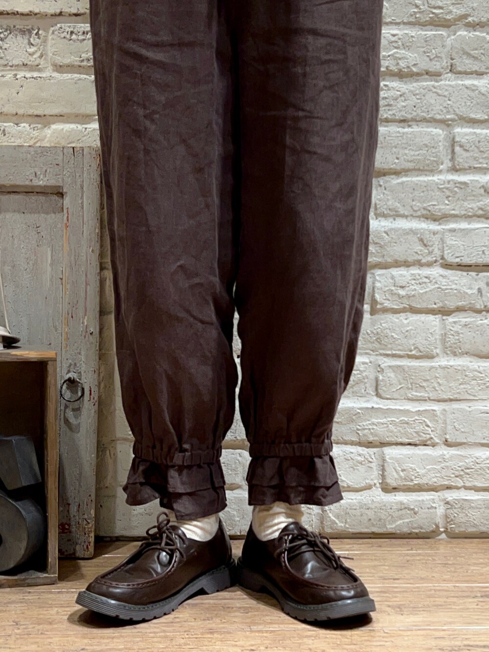 ベージュ系のシャツ/ブラウス、グレー系のその他パンツ、その他のその他を着用したレディースの冬コーディネートの5枚目の写真