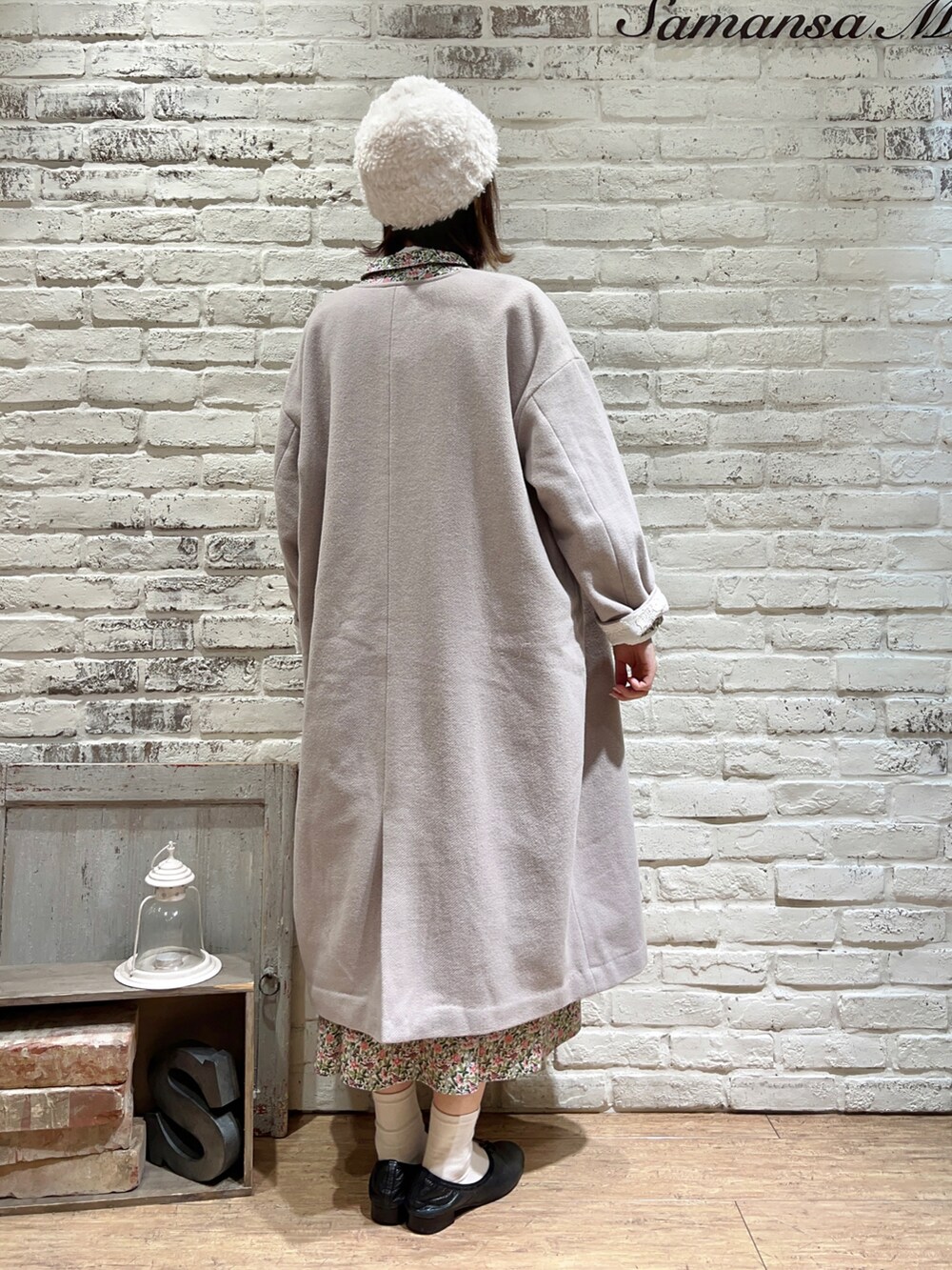 ベージュ系のその他アウター、ピンク系のワンピース、ホワイト系のハットを着用したレディースの冬コーディネートの5枚目の写真