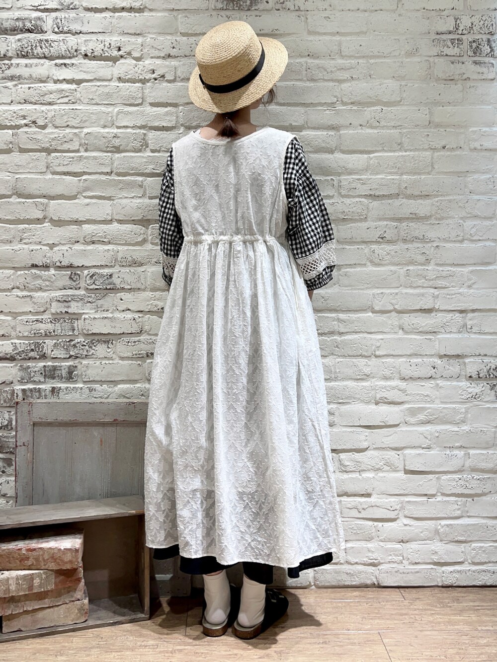 ホワイト系のタンクトップ、ブラック系のシャツ/ブラウス、ブラック系のハンドバッグを着用したレディースの夏コーディネートの4枚目の写真