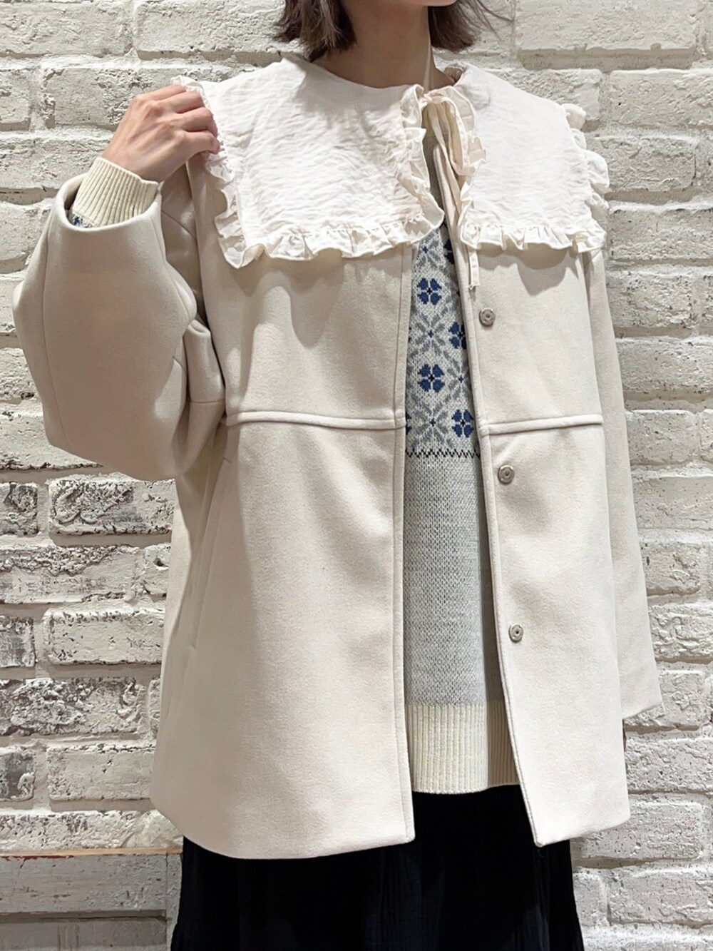 ホワイト系のシャツ/ブラウス、ホワイト系のその他アウター、ホワイト系のニット/セーターを着用したレディースの冬コーディネートの2枚目の写真
