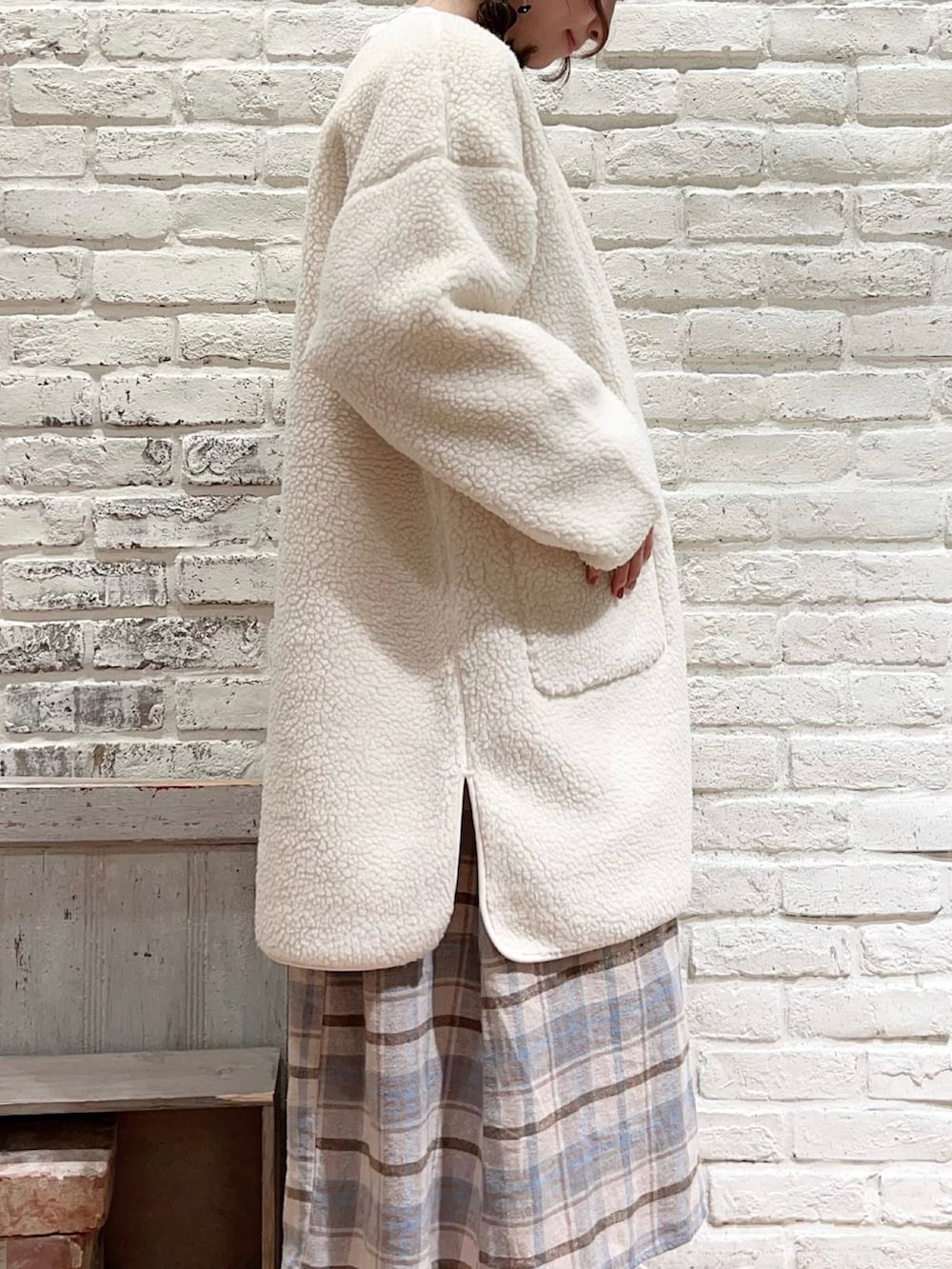 ホワイト系のシャツ/ブラウス、ブルー系のワンピース、ブラウン系のブーツを着用したレディースの冬コーディネートの3枚目の写真