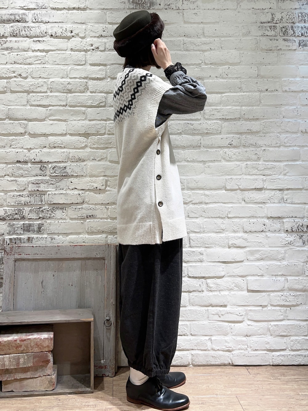 ホワイト系のベスト、ブラック系のシャツ/ブラウス、ブラウン系のその他パンツを着用したレディースの冬コーディネートの3枚目の写真