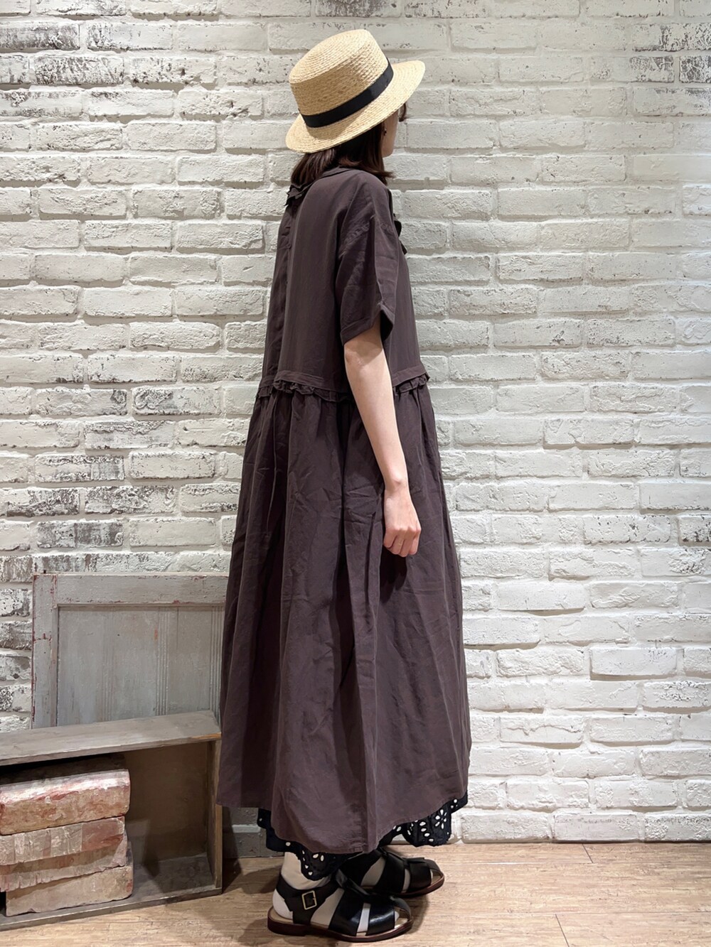 グレー系のワンピース、ブラック系のハンドバッグ、ブラック系のスカートを着用したレディースの春コーディネートの3枚目の写真