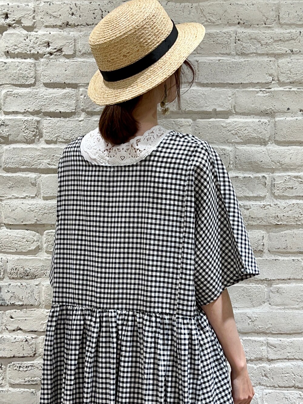 ホワイト系のTシャツ/カットソー、ブラック系のハンドバッグ、ホワイト系のワンピースを着用したレディースの秋コーディネートの4枚目の写真