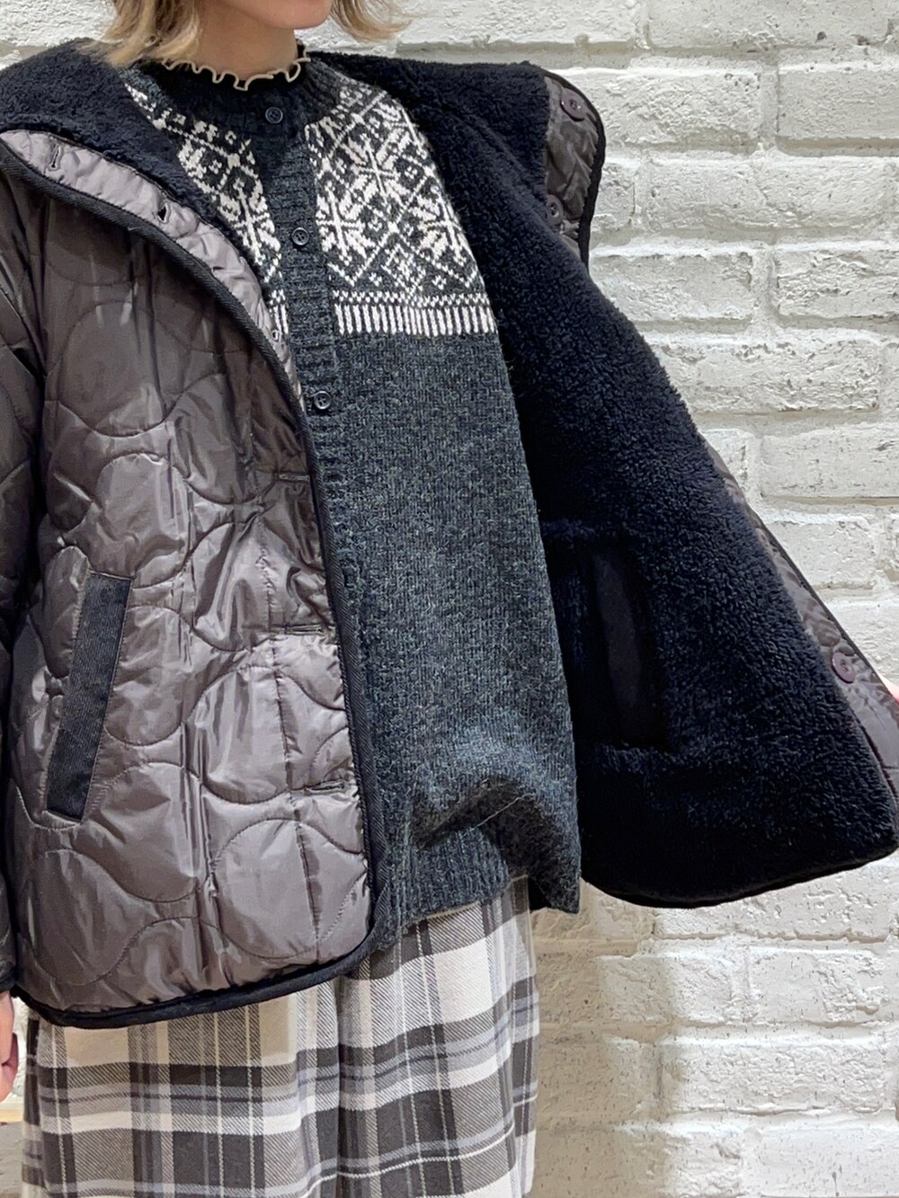 ブラック系のTシャツ/カットソー、グレー系のブルゾン、グレー系のカーディガン/ボレロを着用したレディースの冬コーディネートの3枚目の写真