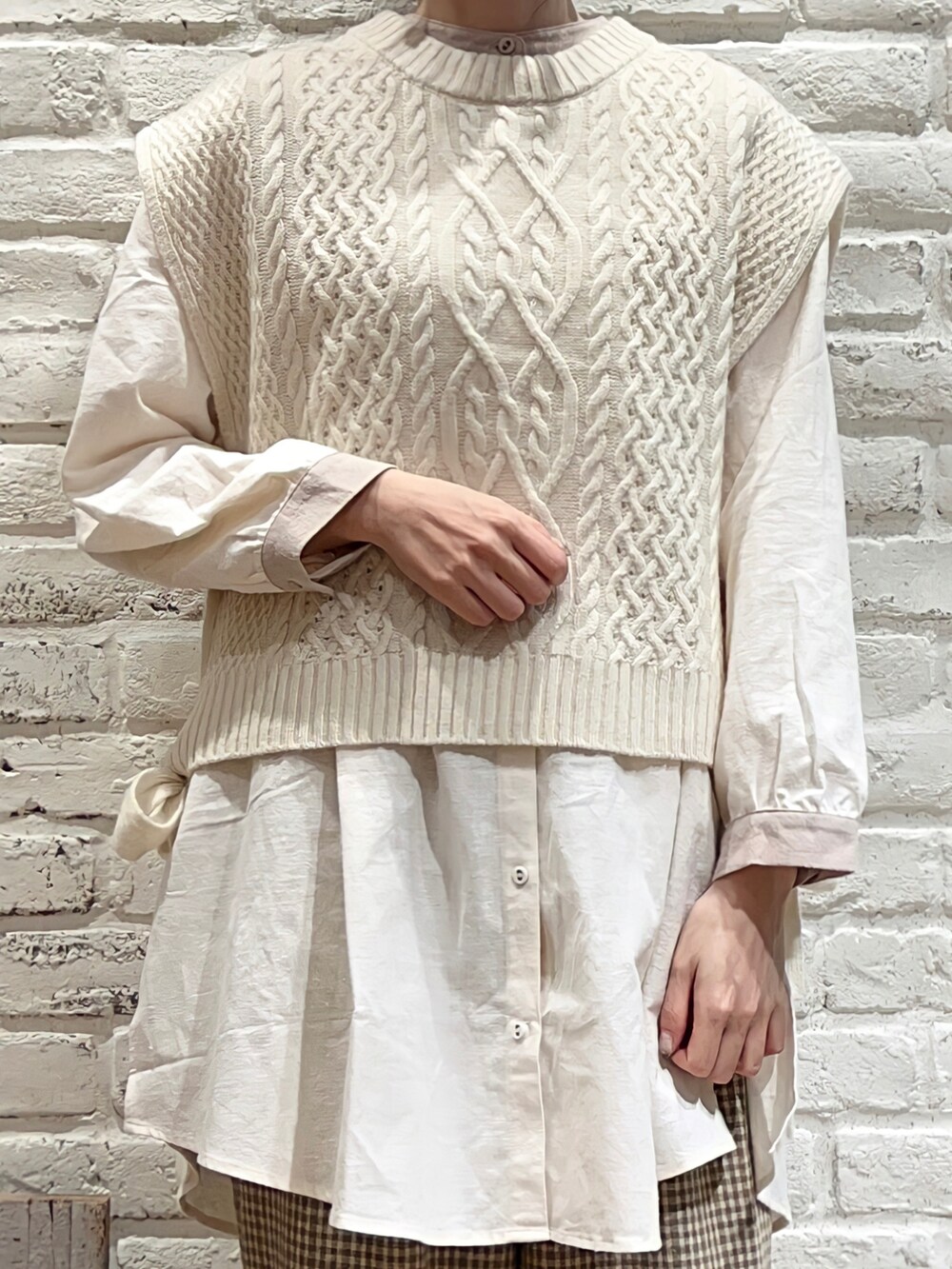 その他のベスト、ホワイト系のシャツ/ブラウス、ベージュ系のその他パンツを着用したレディースの秋コーディネートの4枚目の写真