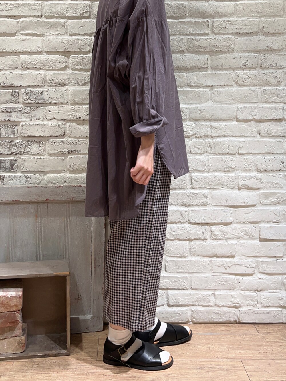 ブラック系のタンクトップ、グレー系のシャツ/ブラウス、ブラック系のハンドバッグを着用したレディースの春コーディネートの3枚目の写真