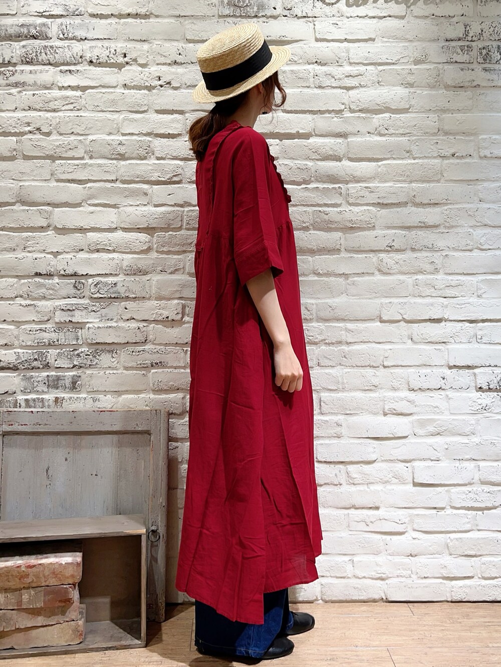 ホワイト系のTシャツ/カットソー、レッド系のワンピース、ブルー系のデニムパンツを着用したレディースの春コーディネートの3枚目の写真