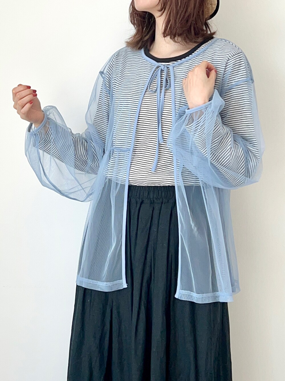 ブルー系のTシャツ/カットソー、グレー系のTシャツ/カットソー、ブラック系のその他パンツを着用したレディースの春コーディネートの2枚目の写真