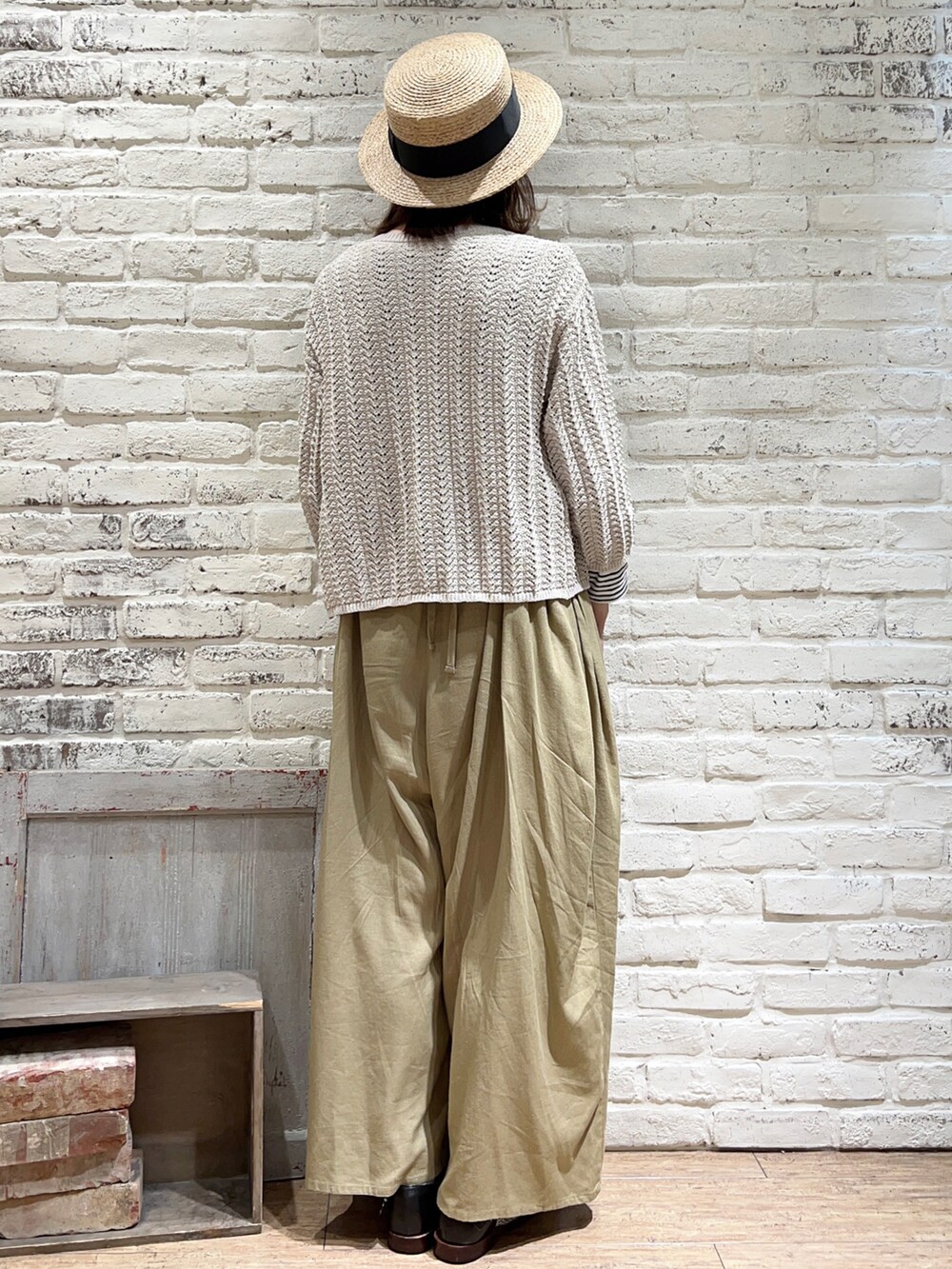 グレー系のTシャツ/カットソー、ホワイト系のカーディガン/ボレロ、ベージュ系のその他パンツを着用したレディースの春コーディネートの4枚目の写真