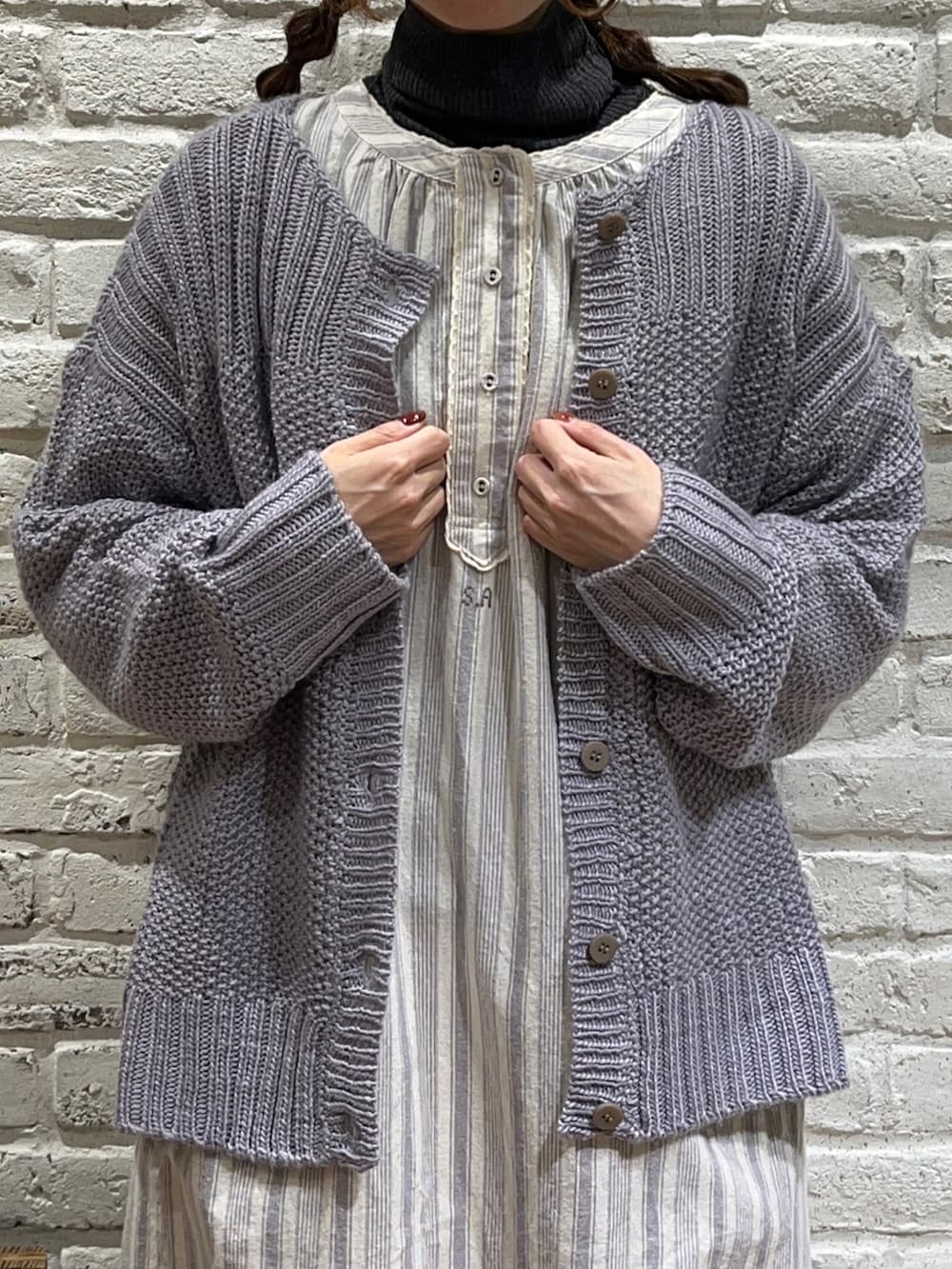 グレー系のニット/セーター、パープル系のニット/セーター、グレー系のワンピースを着用したレディースの秋コーディネートの2枚目の写真