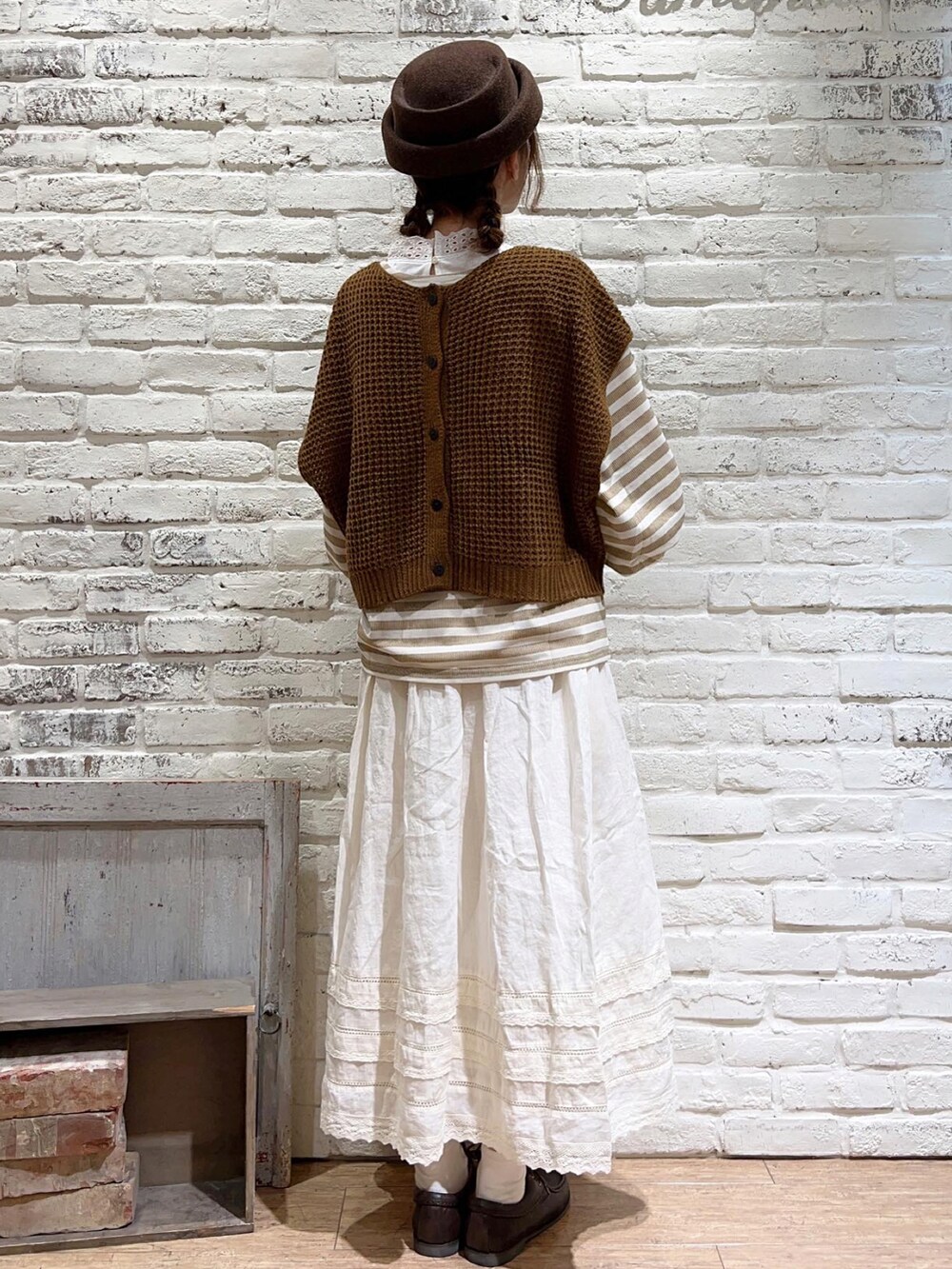 ホワイト系のTシャツ/カットソー、ブラウン系のベスト、イエロー系のTシャツ/カットソーを着用したレディースの秋コーディネートの4枚目の写真