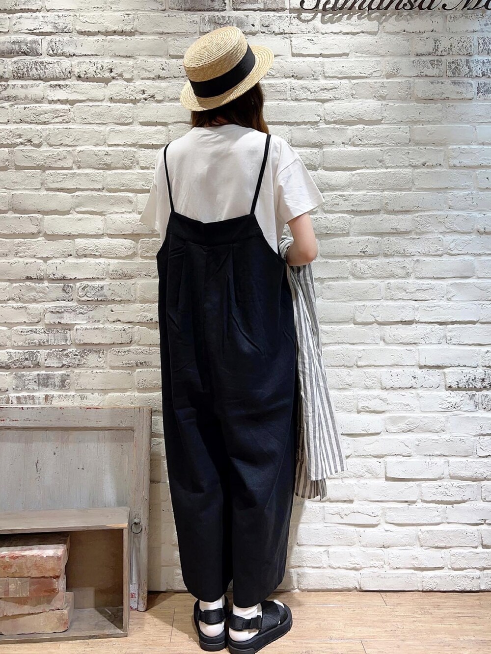 ホワイト系のTシャツ/カットソー、ブラック系のワンピース、ブラック系のサロペット/オーバーオールを着用したレディースの夏コーディネートの5枚目の写真