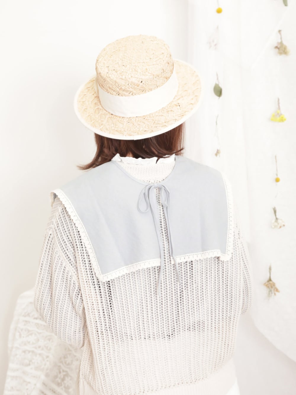 ホワイト系のTシャツ/カットソー、ホワイト系のカーディガン/ボレロ、ホワイト系のスカートを着用したレディースの春コーディネートの5枚目の写真