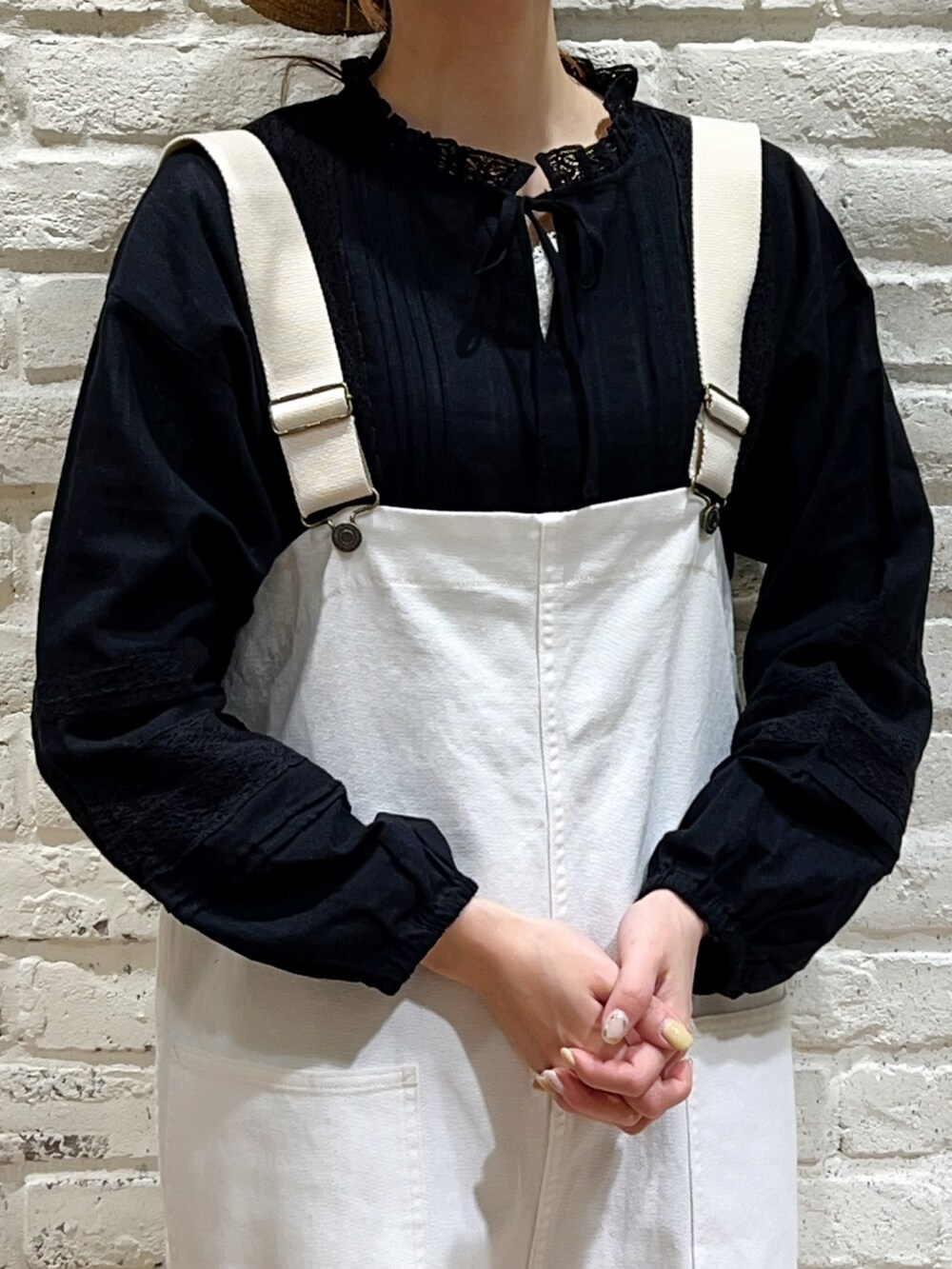 グリーン系のワンピース、ホワイト系のTシャツ/カットソー、ブラック系のシャツ/ブラウスを着用したレディースの春コーディネートの5枚目の写真