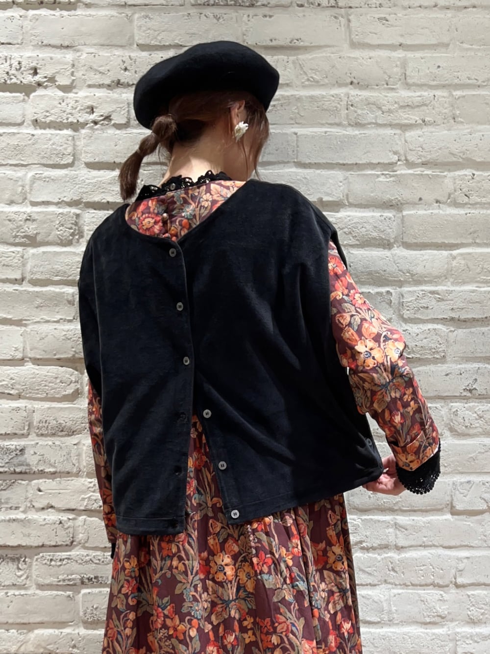 ブラック系のTシャツ/カットソー、ブラック系のベスト、ブラック系のハンドバッグを着用したレディースの秋コーディネートの4枚目の写真