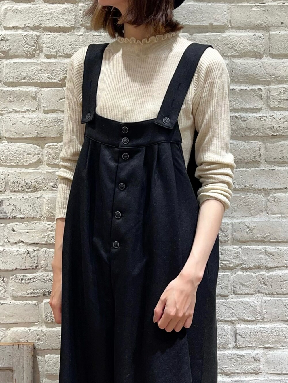 ホワイト系のニット/セーター、ブルー系のワンピース、ブラック系のサロペット/オーバーオールを着用したレディースの冬コーディネートの3枚目の写真