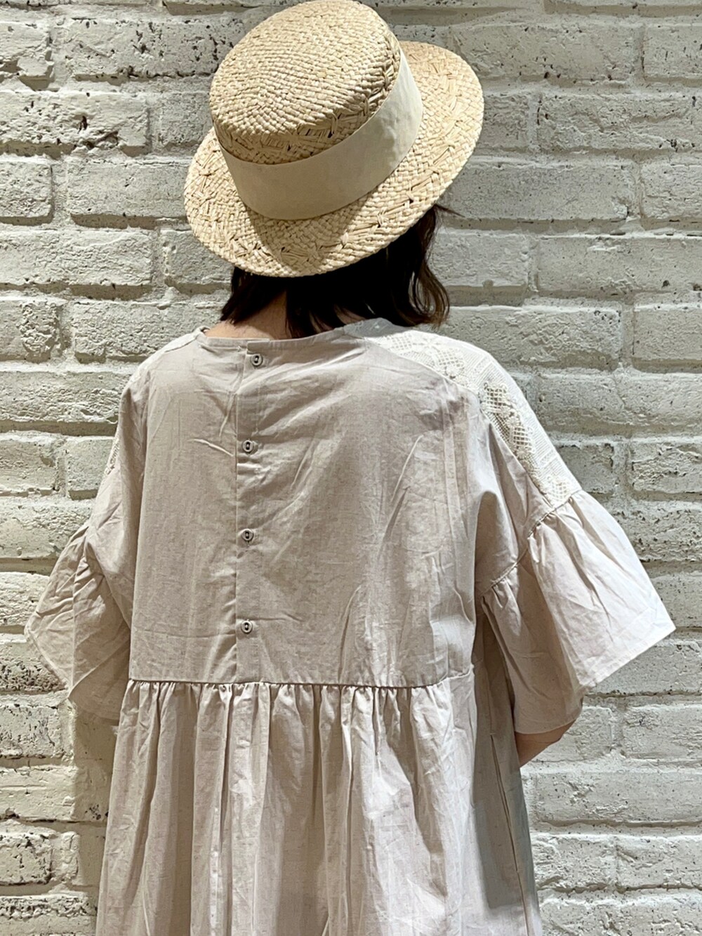 ホワイト系のワンピース、ホワイト系のハンドバッグ、ベージュ系のその他パンツを着用したレディースの春コーディネートの4枚目の写真